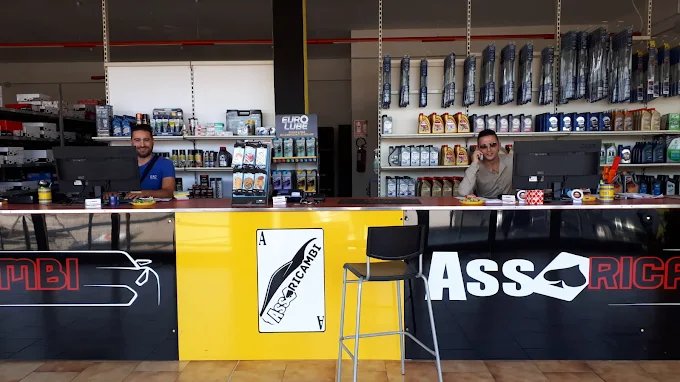AssoRicambi – il bancone del negozio a Sirai, Carbonia, con Marco e Andrea